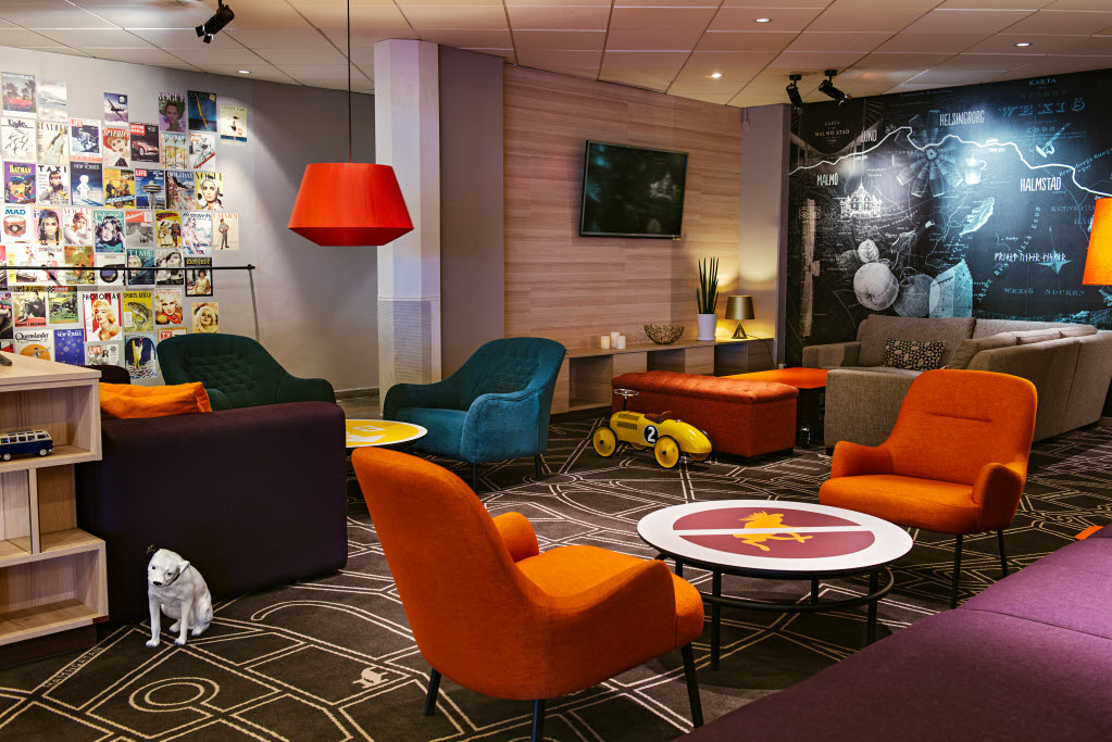 Kuvaoikeudet:: Jimmy Eriksson AB, Kocksgatan 17K, 116 24 Stockholm, +46 703 73 44 29, info@jimmyeriksson.se Scandic Backadal, lobby